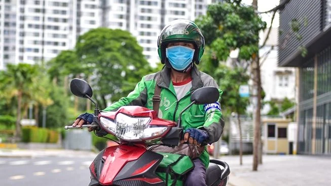Grab triển khai chương trình "Cùng Grab đưa Tết đến từng con hẻm" để trao quà cho các hoàn cảnh khó khăn.
