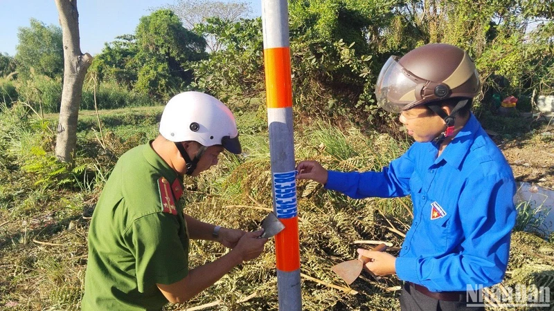 Công an và đoàn viên thanh niên Thành phố Hồ Chí Minh ra quân bóc gỡ quảng cáo sai quy định.