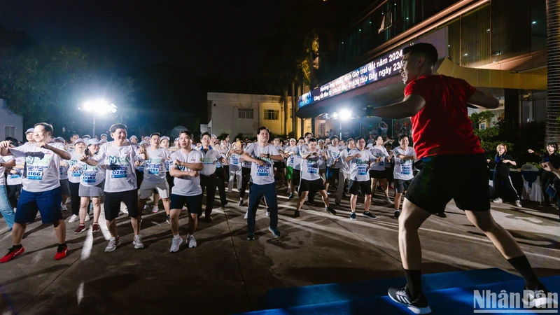 Cán bộ, công nhân viên, người lao động Tổng công ty Điện lực miền nam hưởng ứng hoạt động tiết kiệm điện trong chiến dịch Giờ Trái đất 2024.
