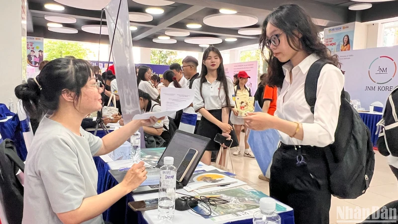Sinh viên tìm kiếm cơ hội việc làm với các doanh nghiệp Hàn Quốc.