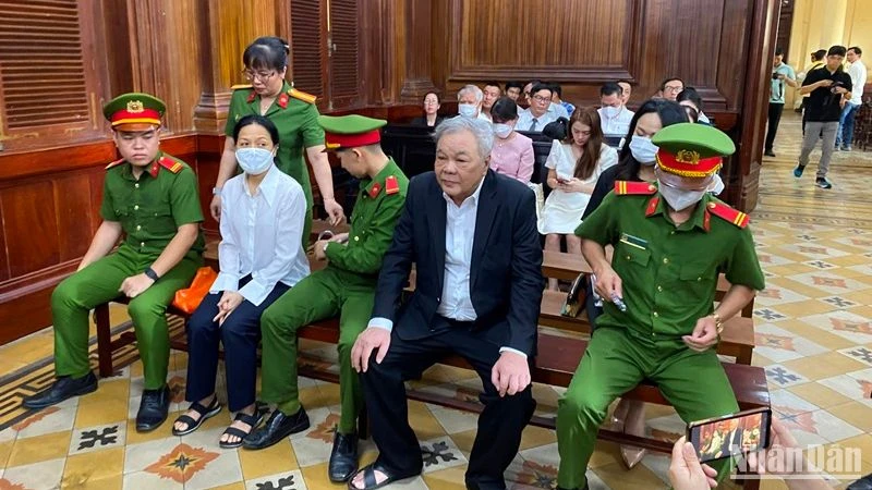 Bị cáo Trần Quí Thanh (áo đen) tại phiên tòa.