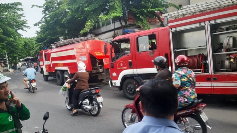 Lực lượng phòng cháy, chữa cháy tổ chức dập lửa tại hiện trường. (Ảnh: BQ)