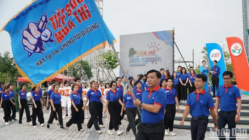 Đội hình “Tiếp sức mùa thi” tại lễ ra quân