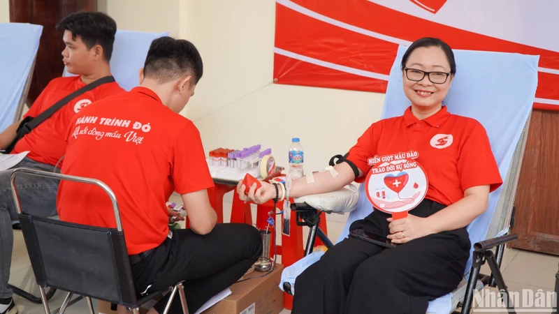 Bà Nguyễn Thị Quyên Thanh, Phó Chủ tịch Ủy ban nhân dân tỉnh Vĩnh Long tham gia hiến máu nhân đạo.