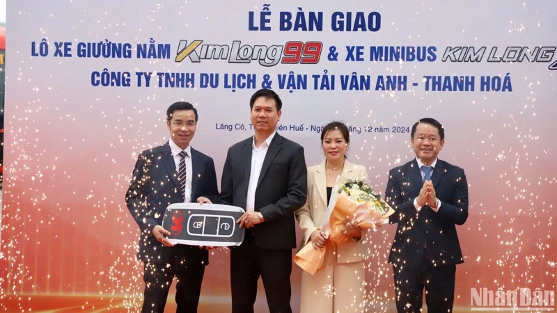 Đại diện hai doanh nghiệp làm lễ bàn giao xe.