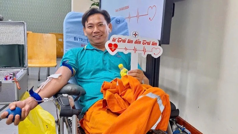 Công đoàn viên EVNHCMC tham gia hiến máu nhân đạo.