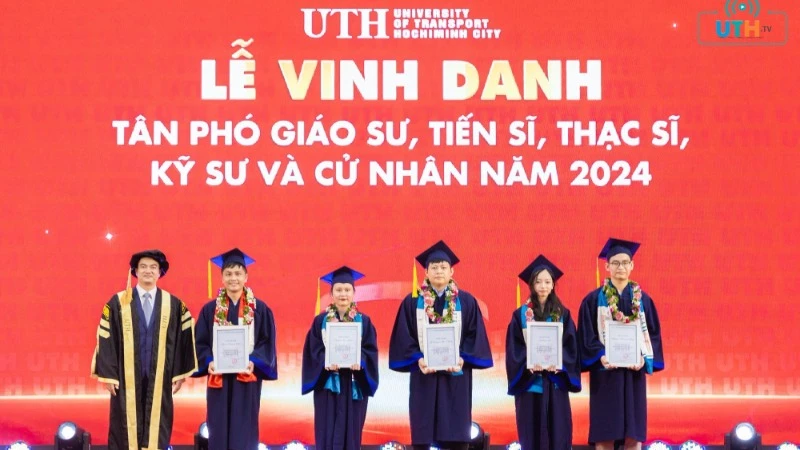 Lãnh đạo nhà trường vinh danh các học viên, sinh viên có thành tích xuất sắc năm 2024.