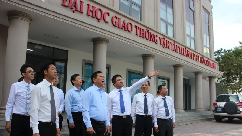 Lãnh đạo nhà trường giới thiệu về hệ thống cơ sở vật chất, công tác đào tạo, nghiên cứu khoa học với lãnh đạo Bộ Giao thông vận tải.