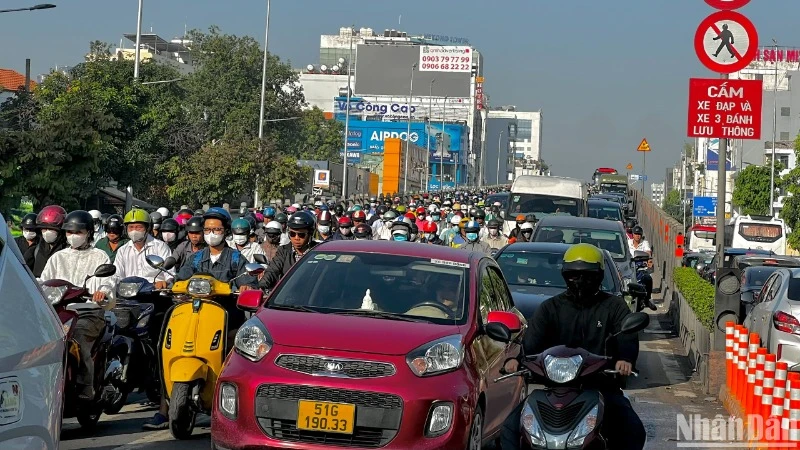 Nhiều tuyến đường trên địa bàn Thành phố Hồ Chí Minh ùn tắc giao thông.