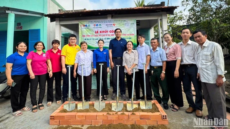 Tuổi trẻ thành phố phối hợp với các đơn vị khởi công xây dựng nhà đại đoàn kết cho một hộ dân tại huyện Bình Chánh