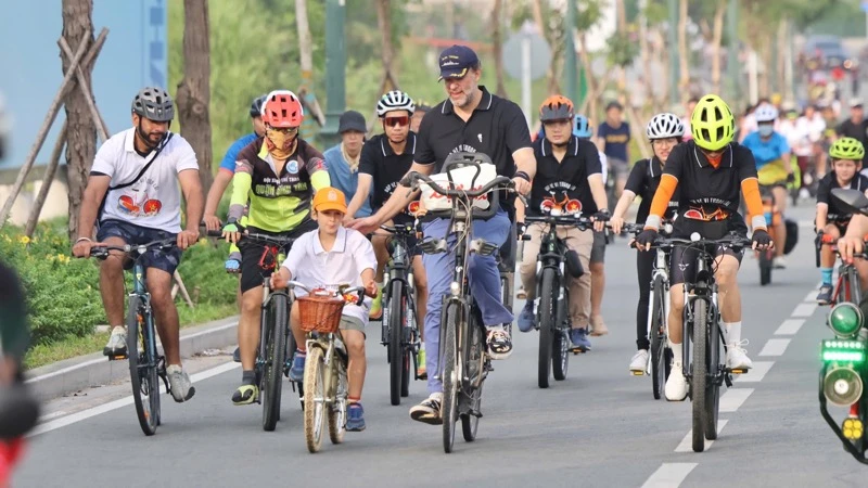 Các công dân Việt Nam và Hà Lan tham gia đạp xe đi qua nhiều tuyến đường. (Ảnh: TRỌNG ANH)