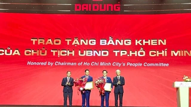 Lãnh đạo thành phố trao Bằng khen về những đóng góp tích cực của Tập đoàn Đại Dũng đối với sự nghiệp phát triển của Thành phố Hồ Chí Minh.