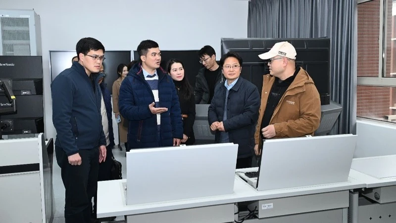 Tham quan Phòng thí nghiệm mô phỏng, điều động và thông tin tín hiệu đường sắt tốc độ cao tại NIRT. (Ảnh: UTH)