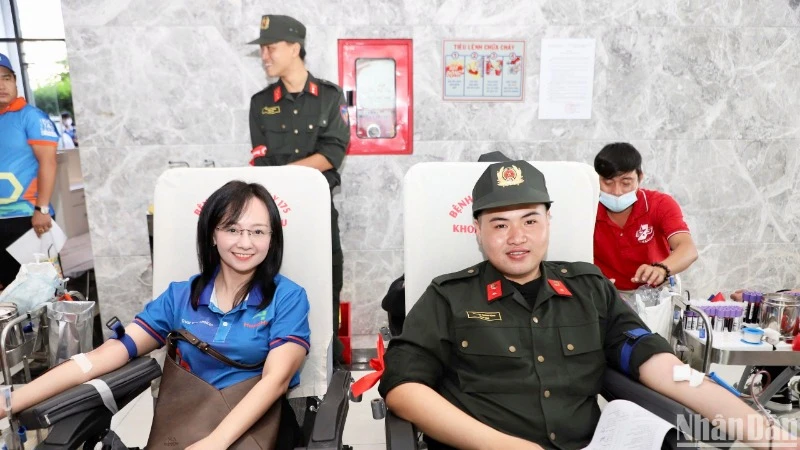 Đông đảo các đoàn viên, thanh niên, sinh viên tham gia hiến máu nhân đạo