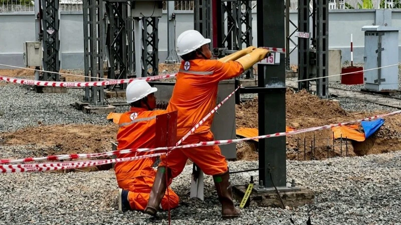 Tinh thần “làm ngày không đủ, tranh thủ làm đêm của cán bộ, công nhân viên ngành điện miền nam trên các công trình.