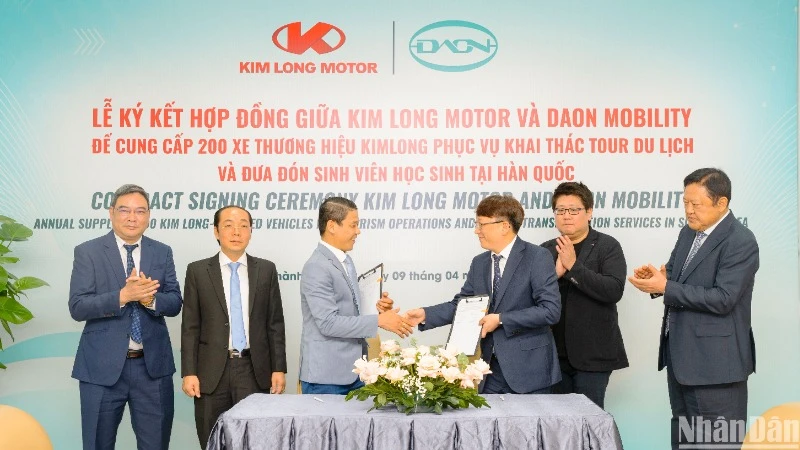 Đại diện Kim Long motor Huế (Việt Nam) và Công ty DAON Mobility (Hàn Quốc) ký kết hợp đồng.