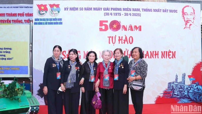 Các đại biểu tham dự buổi họp mặt.