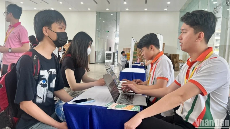 Sinh viên tham gia tìm hiểu môi trường, công việc tại doanh nghiệp.