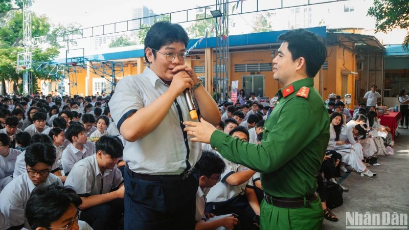 Các em học sinh giao lưu với cán bộ công an tại chương trình.