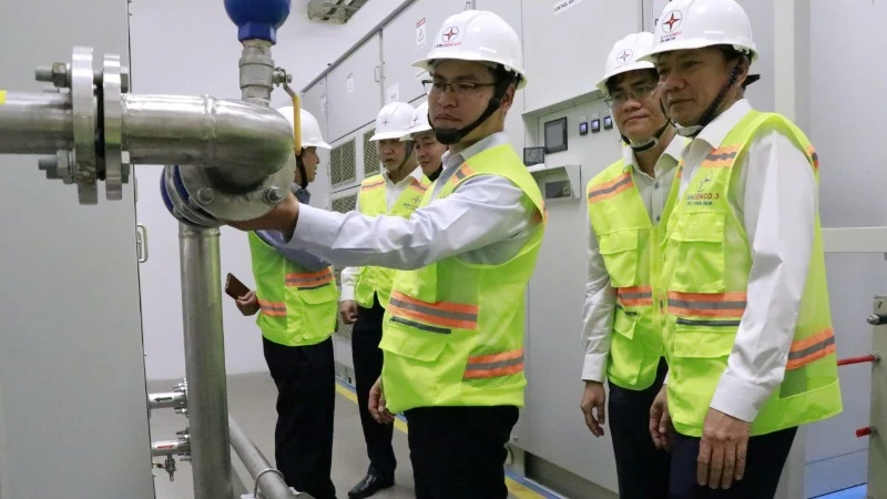 Đoàn đi kiểm tra thực tế giải pháp biến tần tại Nhà máy Nhiệt điện Vĩnh Tân 2.