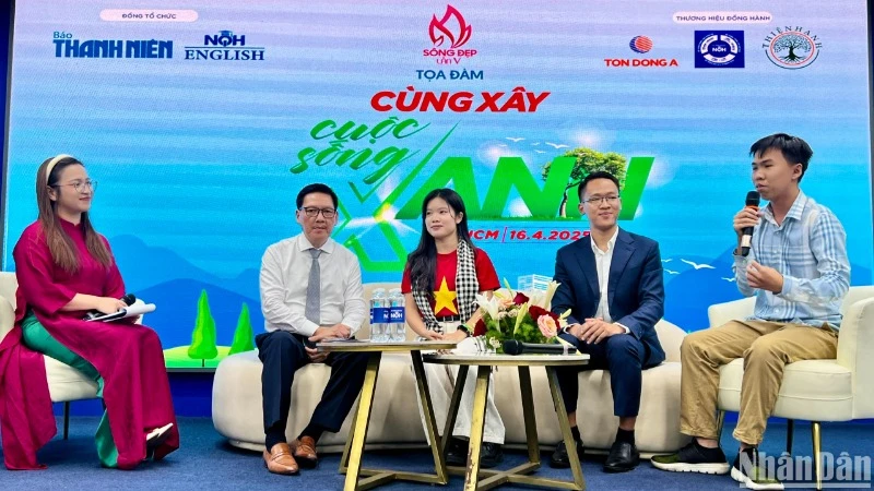 Các khách mời tham gia tọa đàm với chủ đề “Cùng xây cuộc sống xanh”.