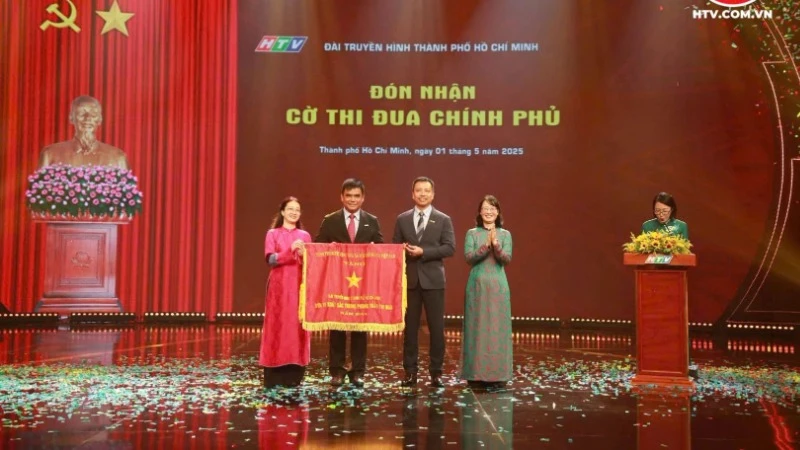 Tập thể Đài truyền hình Thành phố Hồ Chí Minh vinh dự đón nhận Huân chương Lao động hạng Nhất.
