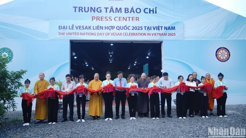 Các đại biểu cắt băng khánh thành Trung tâm Báo chí phục vụ công tác tuyên truyền Đại lễ Vesak 2025.
