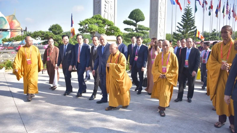 Các đồng chí lãnh đạo Đảng, Nhà nước và các đại biểu dự lễ bế mạc Đại lễ Phật đản Vesak Liên hợp quốc 2025.