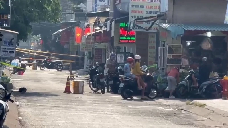 Lực lượng chức năng phong tỏa hiện trường vụ cháy. (Ảnh: CTV)