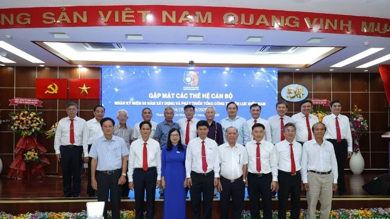 Lãnh đạo EVNSPC qua các thời kỳ và tập thể lãnh đạo đơn vị hiện tại chụp hình lưu niệm tại chương trình họp mặt. (Ảnh: EVNSPC)