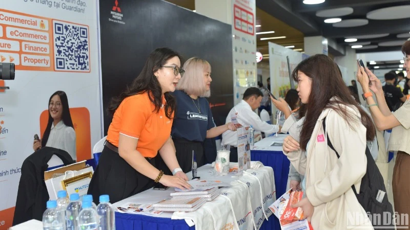 Các sinh viên tham gia tìm hiểu, thông tin về ngành nghề tại chương trình.