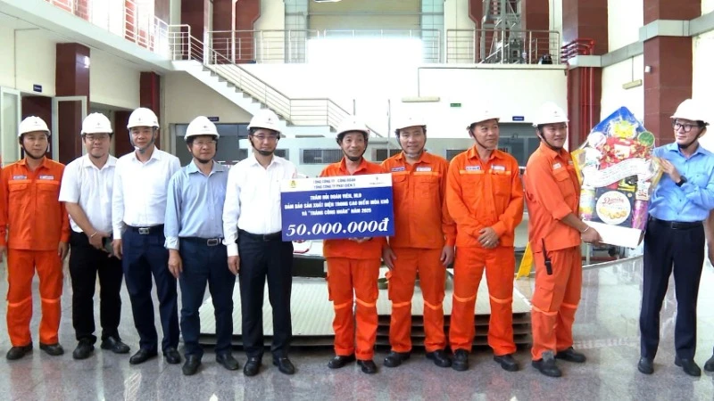 Tổng Công ty, Công đoàn EVNGENCO3 trao quà cho Đoàn viên, người lao động tại Nhà máy Thủy điện Buôn Tua Srah (Ảnh: EVNGENCO3)