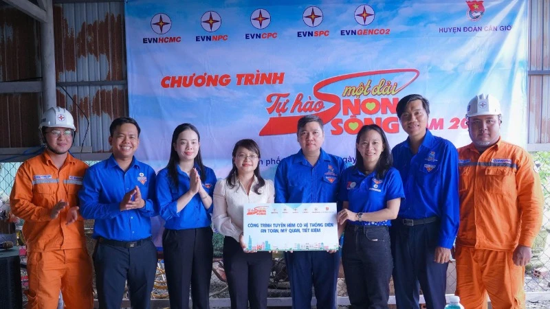 Tuổi trẻ các đơn vị khánh thành hệ thống điện an toàn tại tuyến hẻm thuộc ấp Bình Trường 3, xã Bình Khánh (Ảnh: DUY ĐOÀN)