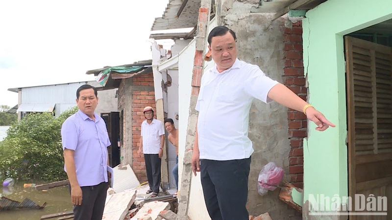 Bí thư Thị ủy Giá Rai Huỳnh Công Quân đến hiện trường kiểm tra, chỉ đạo khắc phục vụ hậu quả sạt lở.