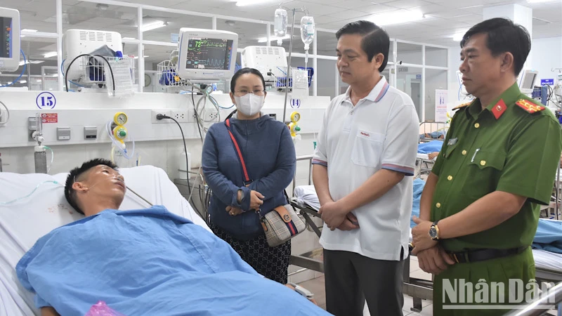 Lãnh đạo tỉnh Bạc Liêu đến bệnh viện thăm, động viên cán bộ Công an đang được chăm sóc tại đây. Ảnh: Trọng Nguyễn