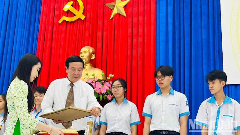 Bạc Liêu tuyên dương, khen thưởng giáo viên và học sinh giỏi tiêu biểu