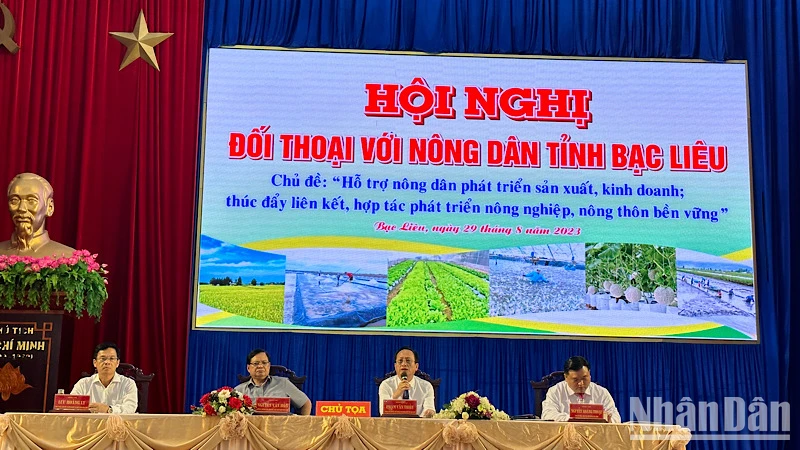 Lãnh đạo chủ chốt tỉnh Bạc Liêu dự hội nghị đối thoại với nông dân. (Ảnh Trọng Duy).