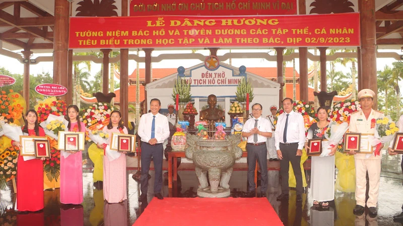 Ban Thường vụ Huyện ủy Vĩnh Lợi (Bạc Liêu) dâng hương, báo công với Bác Hồ tại đền thờ Bác ở xã Châu Thới.