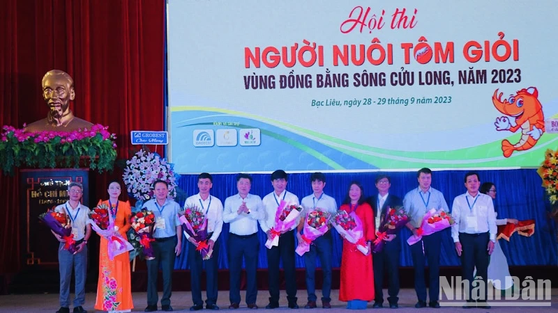 Ban tổ chức trao giải cho các đơn vị tham gia hội thi.