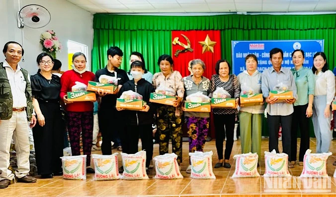 Đại diện Cơ quan Thường trực Báo Nhân Dân tại Cần Thơ, Công ty cổ phần cấp nước Bạc Liêu, Ủy ban nhân dân thành phố Bạc Liêu trao quà các hộ Khmer nghèo ở xã vùng ven biển Vĩnh Trạch Đông.