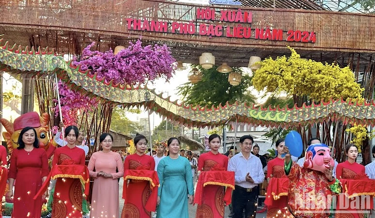 Đại diện Thường trực Tỉnh ủy, Ủy ban nhân dân tỉnh và thành phố Bạc Liêu cắt băng khai mạc Hội Xuân. (Ảnh: TRỌNG DUY)