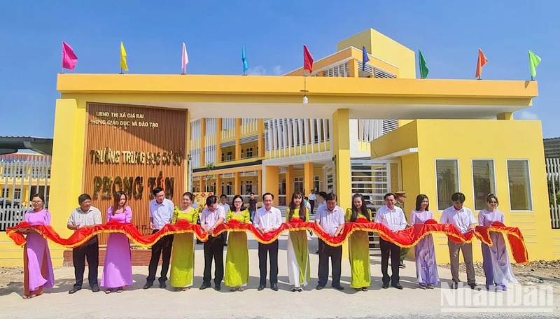 Lãnh đạo tỉnh Bạc Liêu và thị xã Giá Rai dự lễ và cắt băng khánh thành. Ảnh: MINH ĐẠT