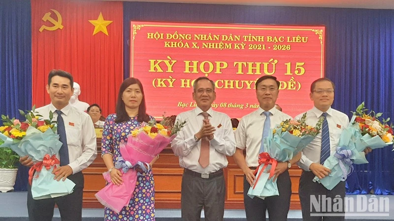 Đồng chí Lữ Văn Hùng, Bí thư Tỉnh ủy, Chủ tịch Hội đồng nhân dân tỉnh Bạc Liêu tặng hoa chúc mừng hai tân Phó Chủ tịch Ủy ban nhân dân tỉnh (từ trái sang phải là đồng chí Huỳnh Hữu Trí và Ngô Vũ Thăng).