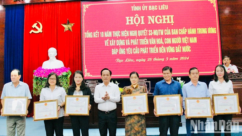Trao tặng bằng khen của Chủ tịch Ủy ban nhân dân tỉnh cho các tập thể, cá nhân có thành tích xuất sắc trong thực hiện Nghị quyết số 33 của Ban Chấp hành Trung ương Đảng (khóa 11).