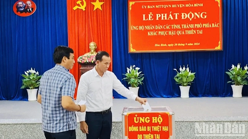 Cán bộ tỉnh Bạc Liêu đóng góp ủng hộ đồng bào miền Bắc bị thiệt hại do bão số 3.