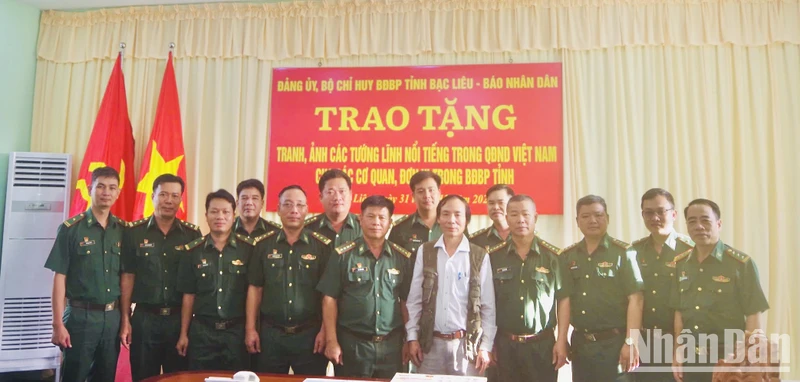 Trao tặng bộ tranh của Báo Nhân Dân về các vị tướng tài dành cho cán bộ, chiến sĩ Bộ Chỉ huy Bộ đội Biên phòng tỉnh Bạc Liêu. (Ảnh: PHAN TRỌNG VĨNH)