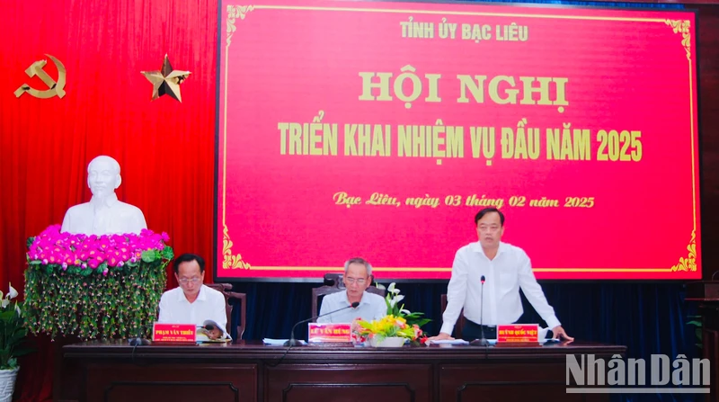 Các đồng chí trong Thường trực Tỉnh ủy Bạc Liêu chủ trì hội nghị