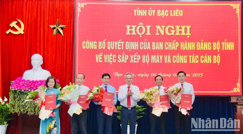 Bí thư Tỉnh ủy Bạc Liêu Lữ Văn Hùng trao quyết định và tặng hoa các Trưởng, Phó Ban Tuyên giáo và Dân vận Tỉnh ủy Bạc Liêu. (Ảnh: TRỌNG DUY)