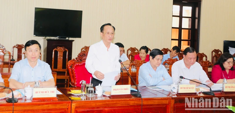 Đồng chí Phạm Văn Thiều, Bí thư Đảng ủy, Chủ tịch Ủy ban nhân dân tỉnh Bạc Liêu báo cáo với Đoàn công tác Trung ương. 