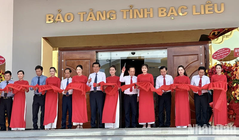 Đồng chí Võ Văn Dũng, Ủy viên Trung ương, Phó Trưởng ban Thường trực Ban Nội chính Trung ương (đứng giữa) cắt băng khánh thành dự án Bảo tàng tổng hợp tỉnh Bạc Liêu. Ảnh: TRỌNG DUY